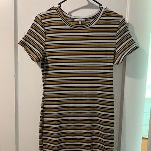 A crew neck short sleeve bodycon strip dress